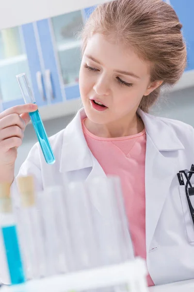 Girl in chemical lab — Free Stock Photo