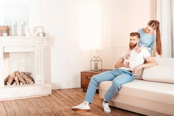 Feliz pareja joven — Foto de Stock