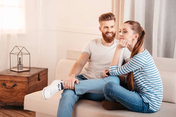 Feliz jovem casal — Fotografia de Stock