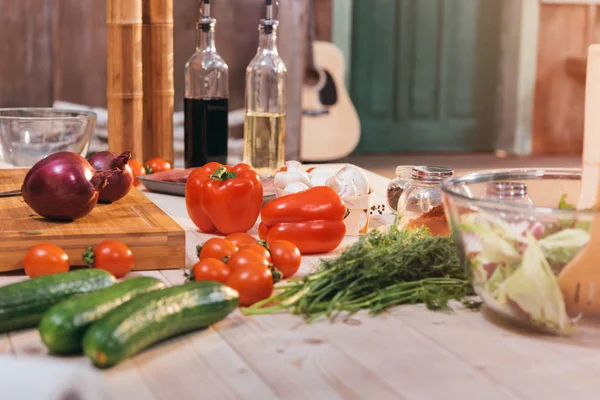 Verduras y carne en la mesa —  Fotos de Stock
