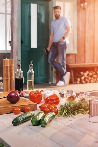 Man drinking beer on porch — Stock Photo, Image