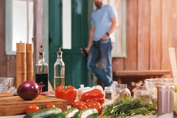 Man drinking beer on porch — Stock Photo, Image