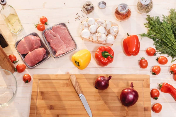 Produtos hortícolas e carne à mesa — Fotografia de Stock