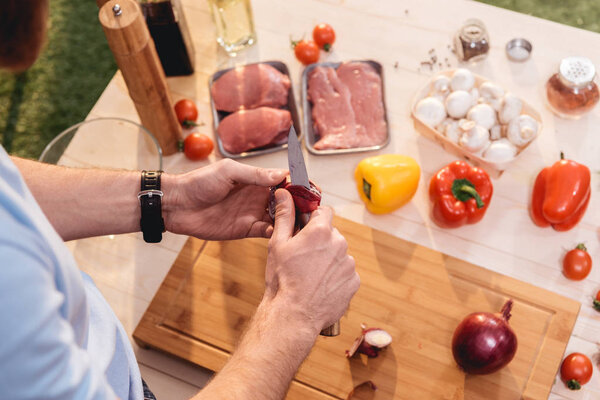 Man cutting onion 