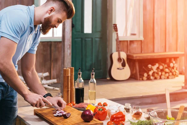 Man cutting onion — Stock Photo, Image