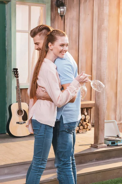 Pareja joven en la barbacoa — Foto de Stock