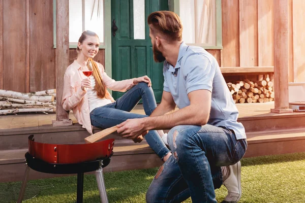 Jeune couple au barbecue — Photo