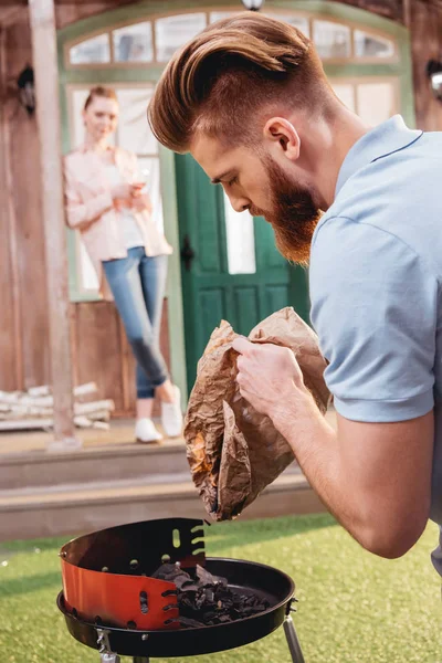 Giovane coppia al barbecue — Foto Stock