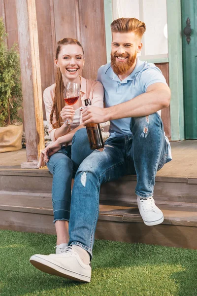 Casal descansando na varanda — Fotografia de Stock