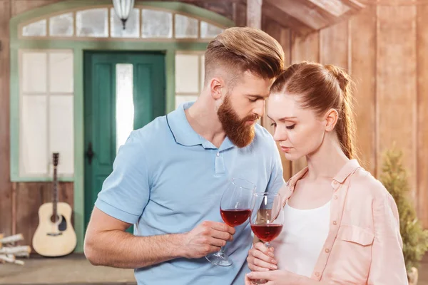 Tender couple with wineglasses — Free Stock Photo