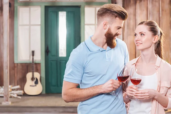 Casal feliz com vinhedos — Fotografia de Stock