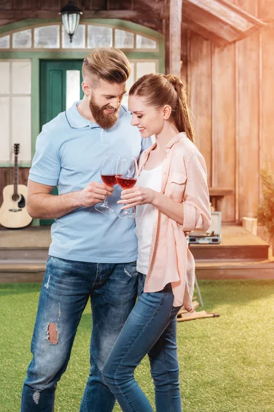 Lyckliga par med vinglas — Gratis stockfoto
