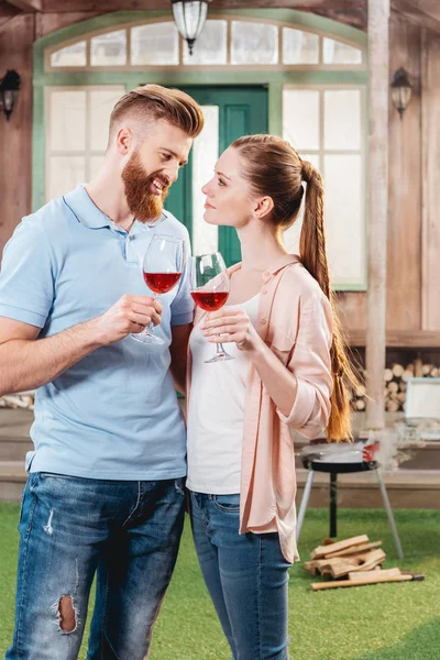 Gelukkige paar met wijnglazen — Gratis stockfoto