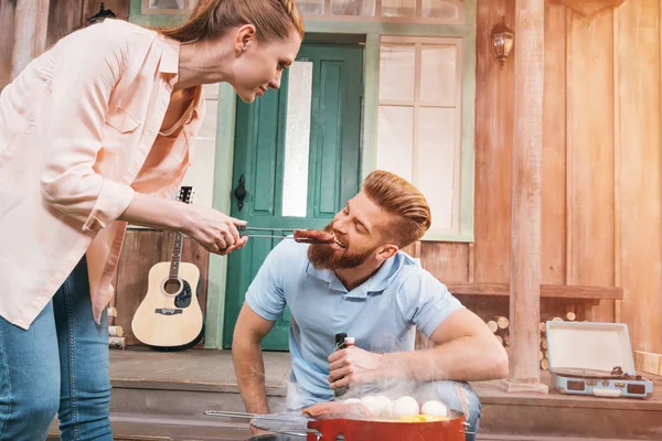 Couple grilling meat and vegetables — Stock Photo, Image