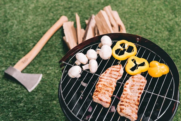 Meat and vegetables on barbecue grill — Stock Photo, Image