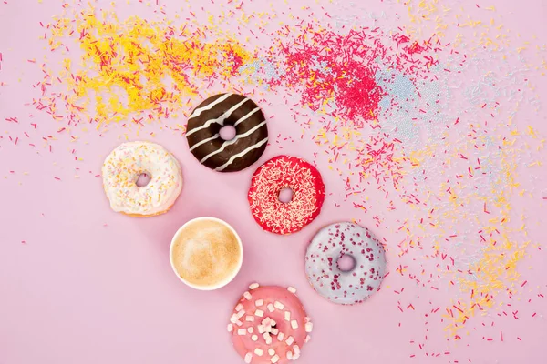 Donuts mit verschiedenen süßen Glasuren — Stockfoto