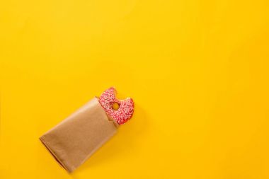 Pembe krema dolu halka