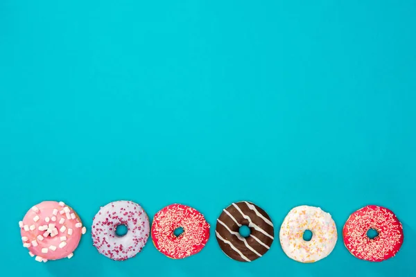 Vários donuts com vários esmaltes — Fotografia de Stock