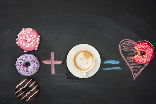 Composição de alimentos com donuts e xícara de café — Fotografia de Stock