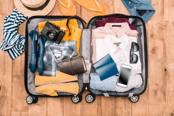 Аксесуари мандрівника у відкритому багажі — стокове фото