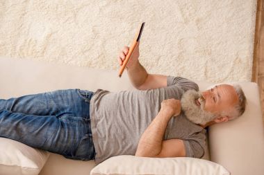 Dijital tablet kullanan kıdemli adam 