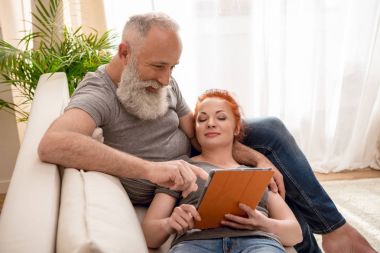Dijital Tablet ile Olgun çift 