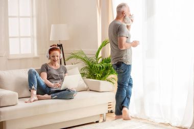 Çiftler birlikte vakit geçiriyorlar. 