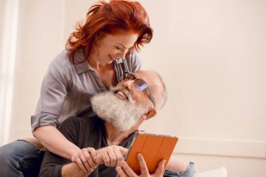 Dijital tablet kullanan adam