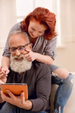 Dijital tablet kullanan adam