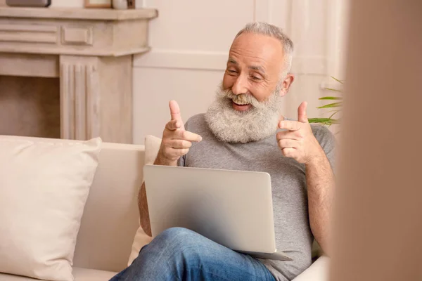 Uomo anziano utilizzando il computer portatile — Foto Stock