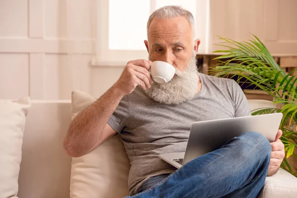 Senior man using laptop — Stock Photo, Image