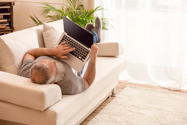 Pria senior menggunakan laptop — Stok Foto