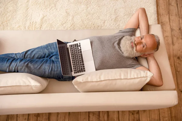 Senior man using laptop — Stock Photo, Image