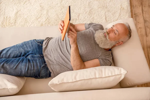 Pria senior menggunakan tablet digital — Stok Foto