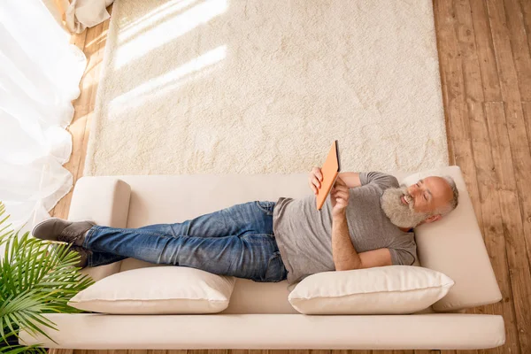 Homem sênior usando tablet digital — Fotografia de Stock