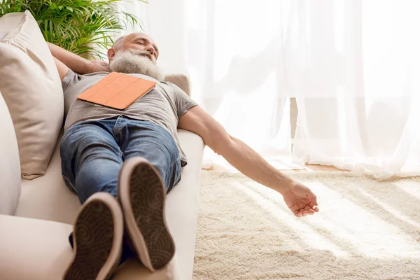 Älterer Mann schläft — Stockfoto