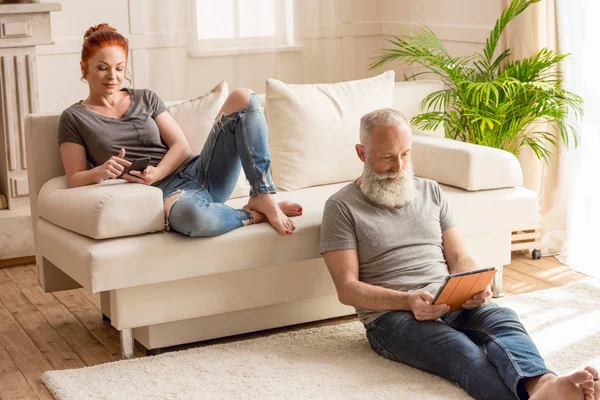 Mature couple with digital devices — Stock Photo, Image