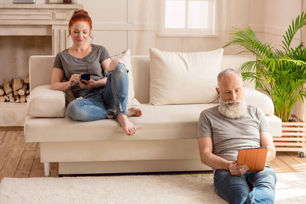 mature couple with digital devices   4