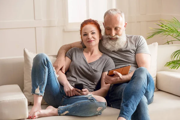 Ältere Paare mit digitalen Geräten — Stockfoto