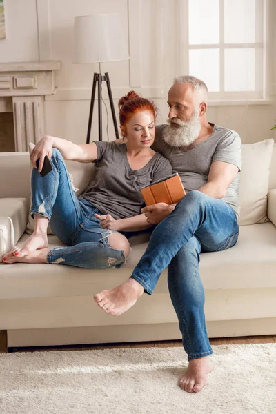 Mature couple with digital devices — Stock Photo, Image