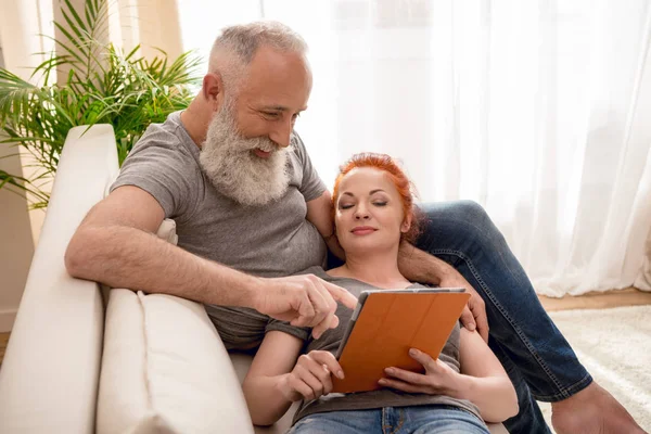 Mature couple with digital tablet — Stock Photo, Image