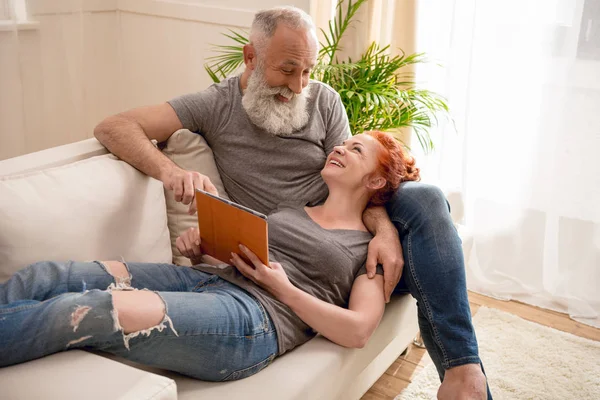 Pareja madura con tableta digital — Foto de Stock