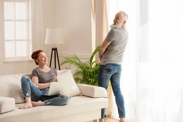 Happy mature couple with laptop — Free Stock Photo