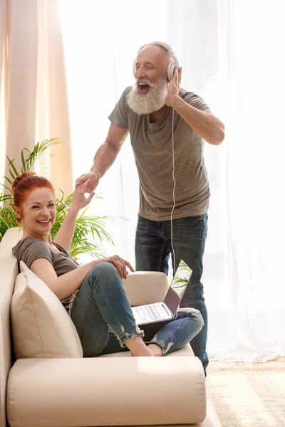 Feliz pareja madura con portátil —  Fotos de Stock