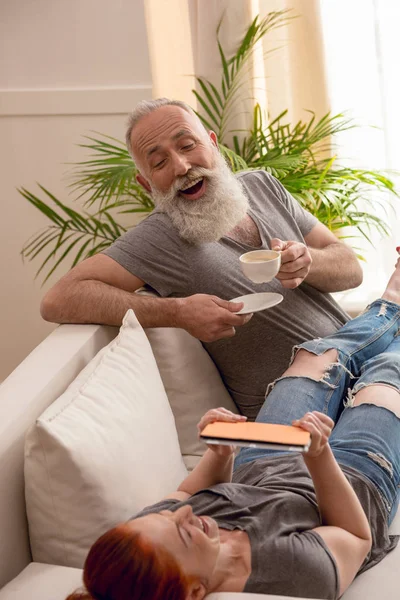 2 Paare verbringen Zeit zu Hause — Stockfoto