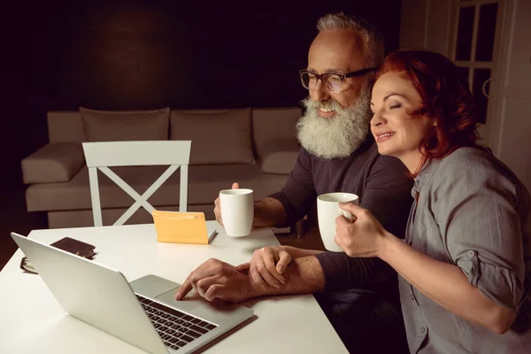 2 casal usando laptop em casa — Fotografia de Stock
