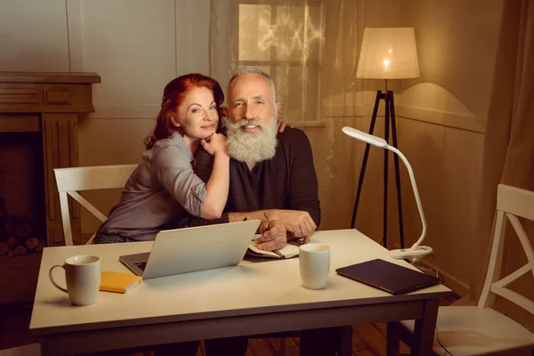 Пара середнього віку сидить за столом — стокове фото