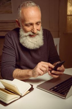 Gülümseyen adam akıllı telefon evde kullanma