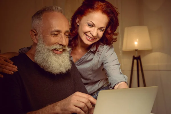 Couple moyen-âge regardant ordinateur portable — Photo