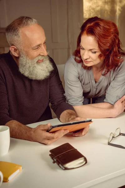 Μέσης ηλικίας ζευγάρι χρησιμοποιώντας ψηφιακή δισκίο — Φωτογραφία Αρχείου